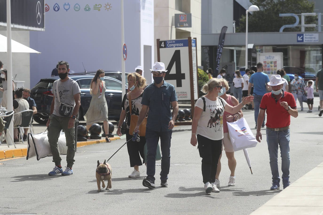 La Feria de Muestras continua siendo uno de los atractivos de Gijón a pesar de las muchas actividades que ofrece hoy la ciudad. Centenares de visitantes pasean por el recinto ferial, que ofrece divertimento para todos los miembros de la familia. 