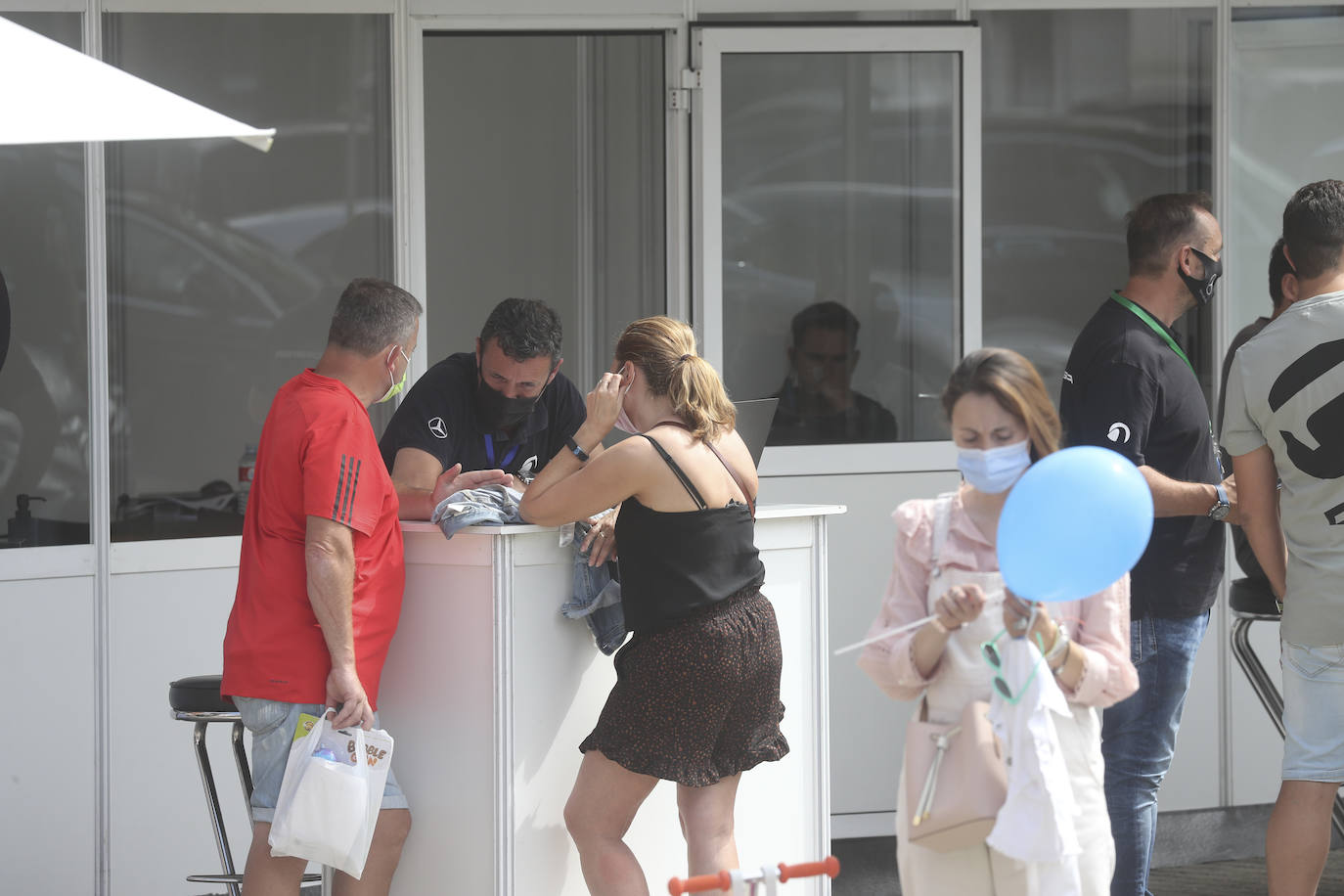 La Feria de Muestras continua siendo uno de los atractivos de Gijón a pesar de las muchas actividades que ofrece hoy la ciudad. Centenares de visitantes pasean por el recinto ferial, que ofrece divertimento para todos los miembros de la familia. 