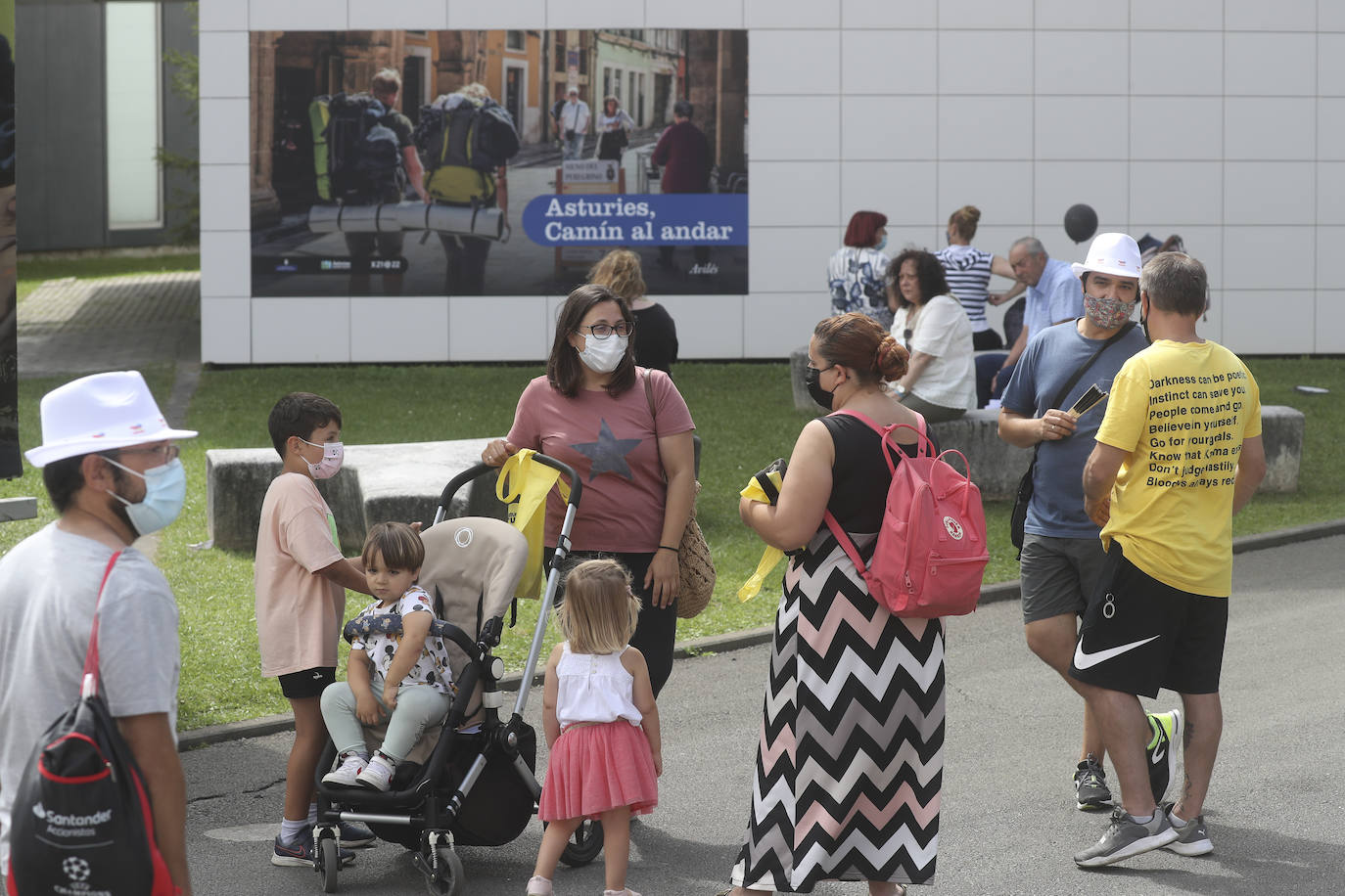 La Feria de Muestras continua siendo uno de los atractivos de Gijón a pesar de las muchas actividades que ofrece hoy la ciudad. Centenares de visitantes pasean por el recinto ferial, que ofrece divertimento para todos los miembros de la familia. 
