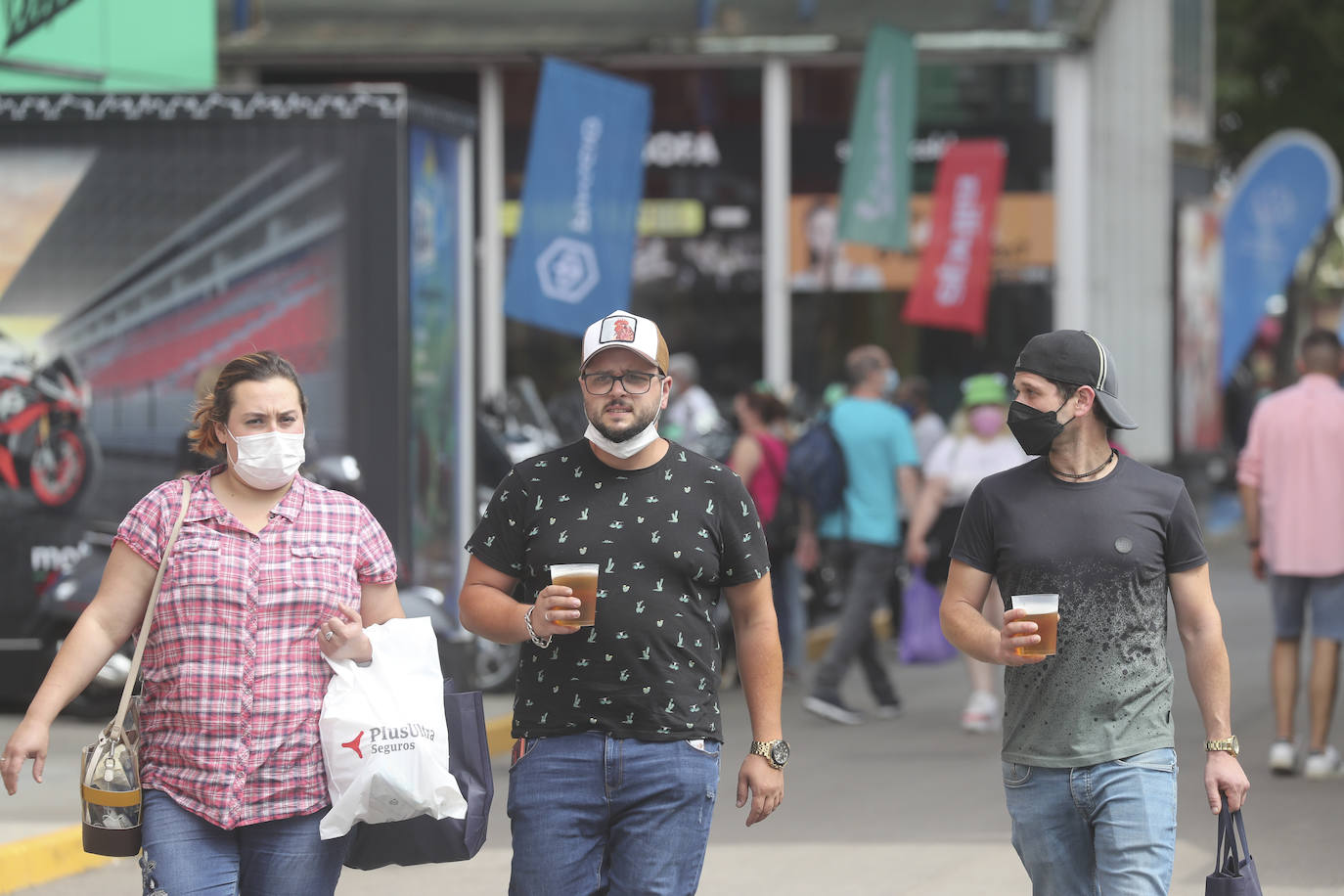 La Feria de Muestras continua siendo uno de los atractivos de Gijón a pesar de las muchas actividades que ofrece hoy la ciudad. Centenares de visitantes pasean por el recinto ferial, que ofrece divertimento para todos los miembros de la familia. 