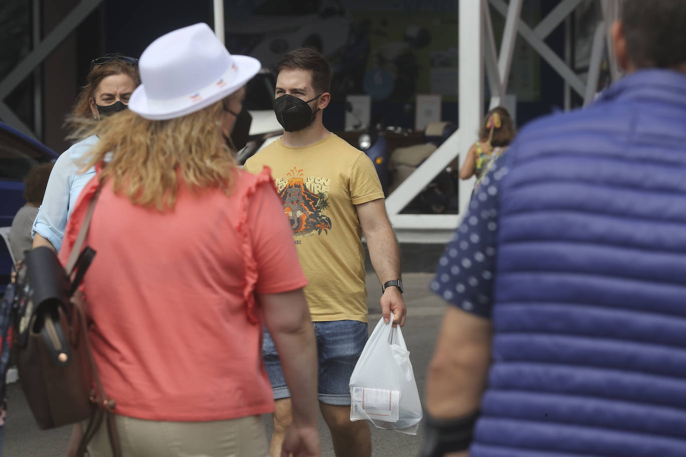 La Feria de Muestras continua siendo uno de los atractivos de Gijón a pesar de las muchas actividades que ofrece hoy la ciudad. Centenares de visitantes pasean por el recinto ferial, que ofrece divertimento para todos los miembros de la familia. 