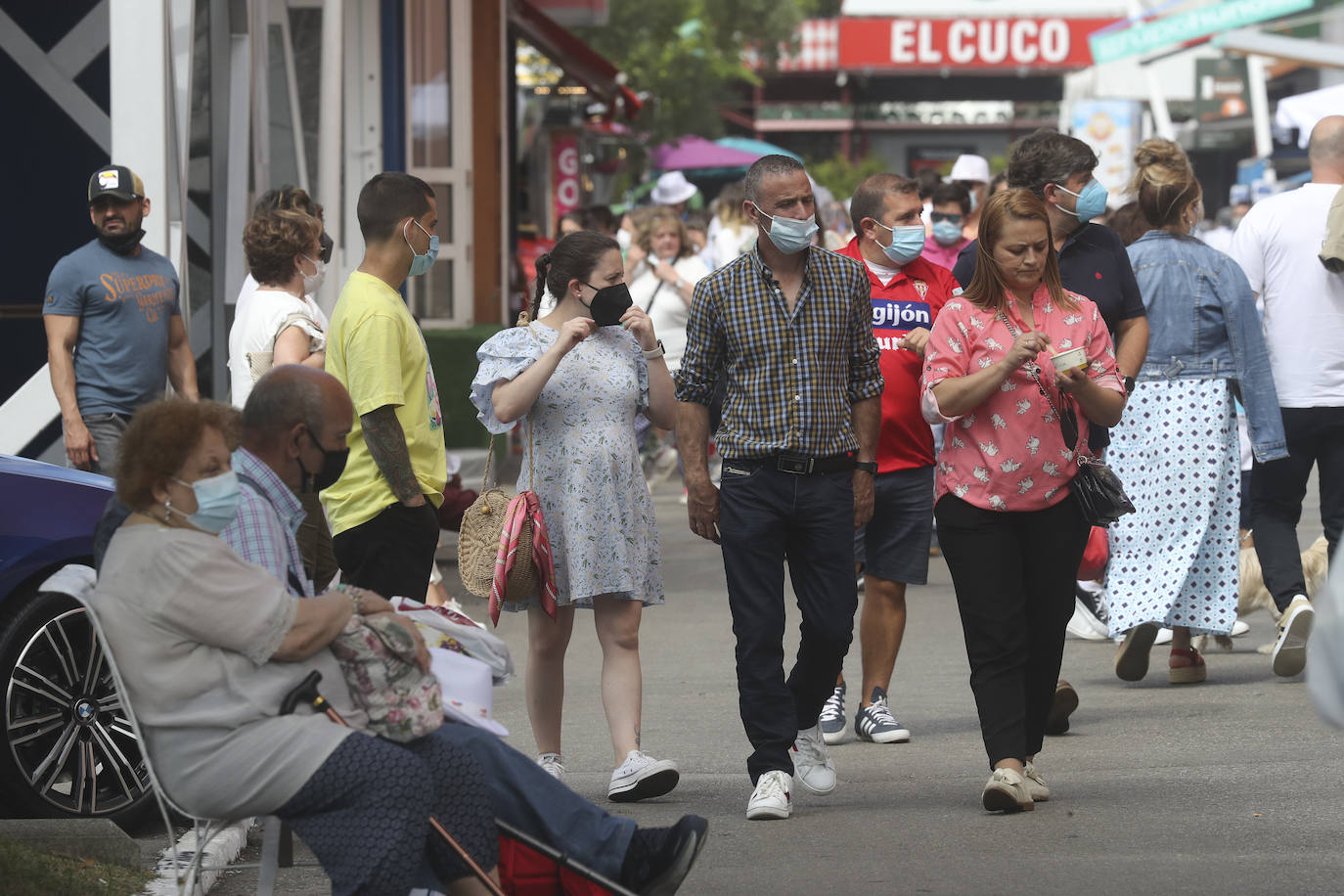 La Feria de Muestras continua siendo uno de los atractivos de Gijón a pesar de las muchas actividades que ofrece hoy la ciudad. Centenares de visitantes pasean por el recinto ferial, que ofrece divertimento para todos los miembros de la familia. 