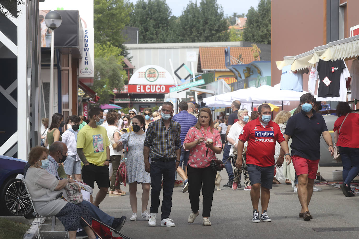 La Feria de Muestras continua siendo uno de los atractivos de Gijón a pesar de las muchas actividades que ofrece hoy la ciudad. Centenares de visitantes pasean por el recinto ferial, que ofrece divertimento para todos los miembros de la familia. 