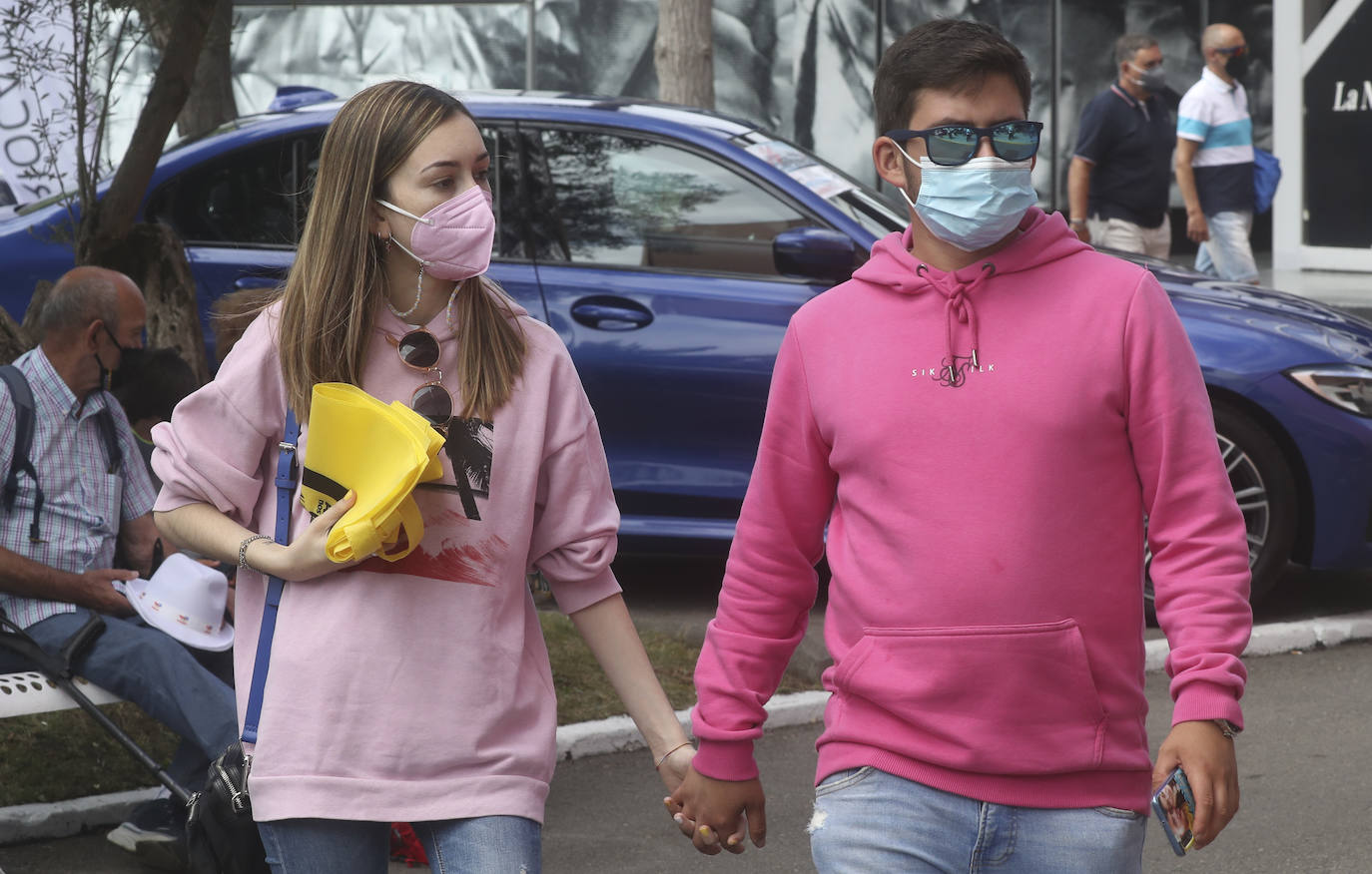 La Feria de Muestras continua siendo uno de los atractivos de Gijón a pesar de las muchas actividades que ofrece hoy la ciudad. Centenares de visitantes pasean por el recinto ferial, que ofrece divertimento para todos los miembros de la familia. 