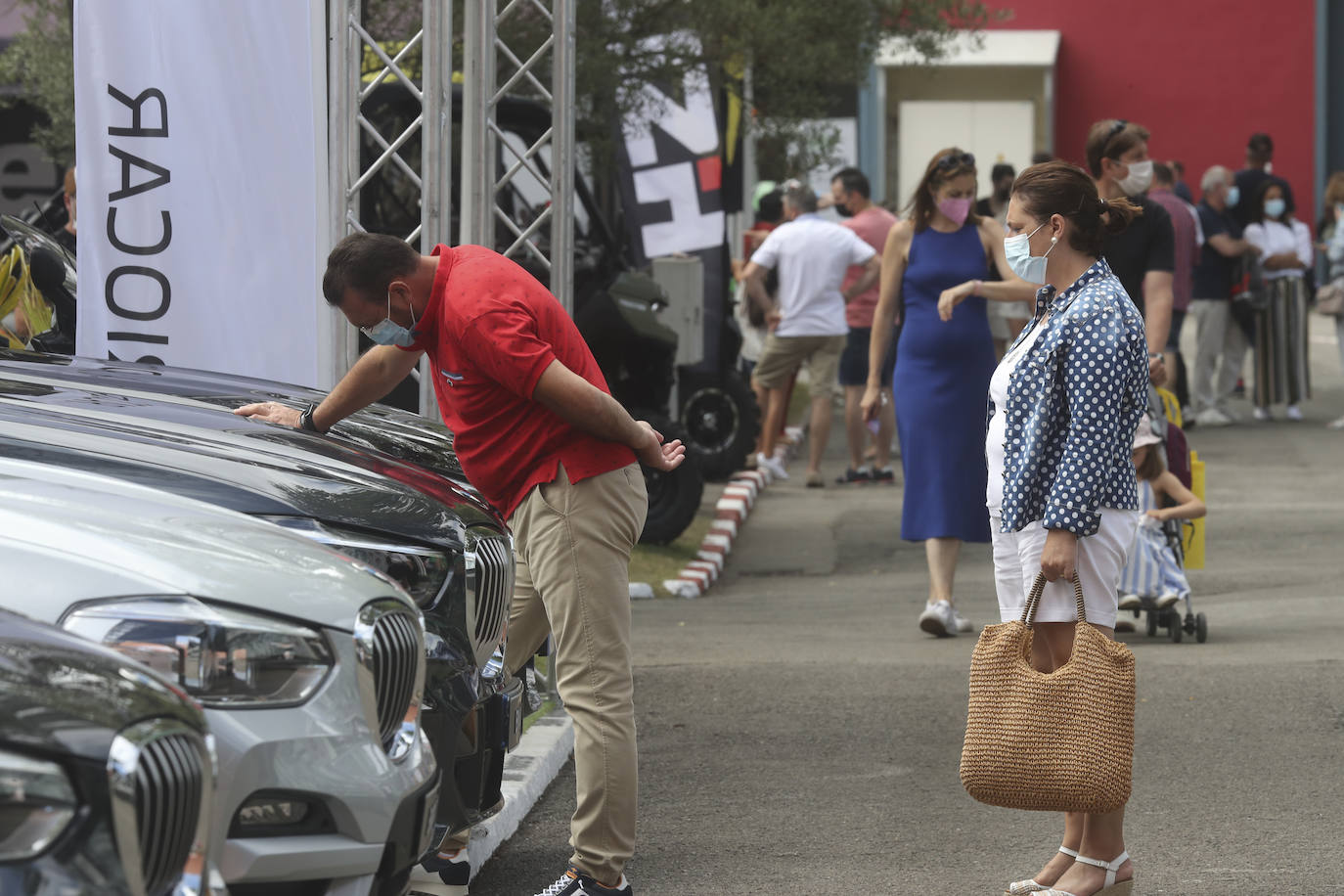 La Feria de Muestras continua siendo uno de los atractivos de Gijón a pesar de las muchas actividades que ofrece hoy la ciudad. Centenares de visitantes pasean por el recinto ferial, que ofrece divertimento para todos los miembros de la familia. 