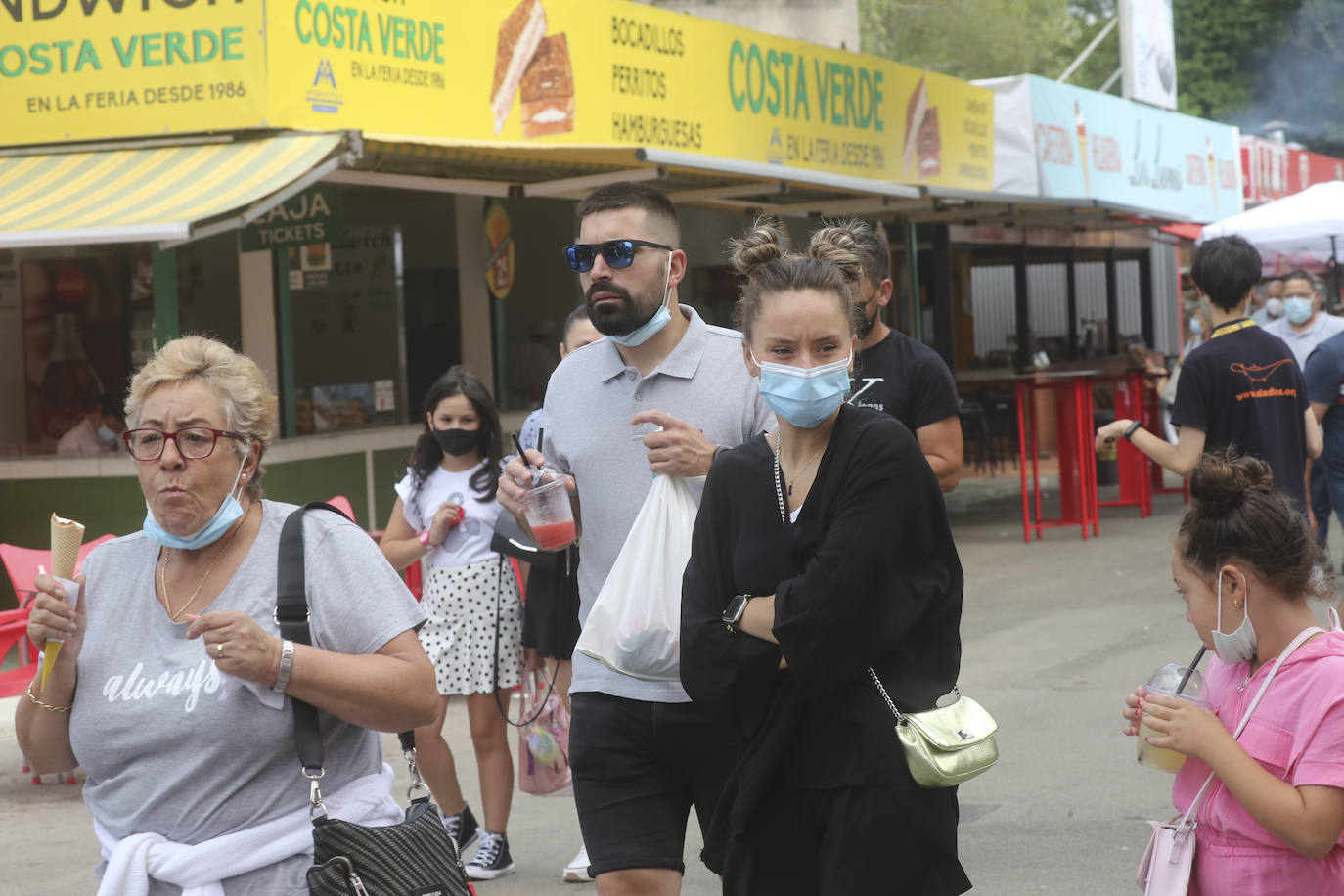 La Feria de Muestras continua siendo uno de los atractivos de Gijón a pesar de las muchas actividades que ofrece hoy la ciudad. Centenares de visitantes pasean por el recinto ferial, que ofrece divertimento para todos los miembros de la familia. 