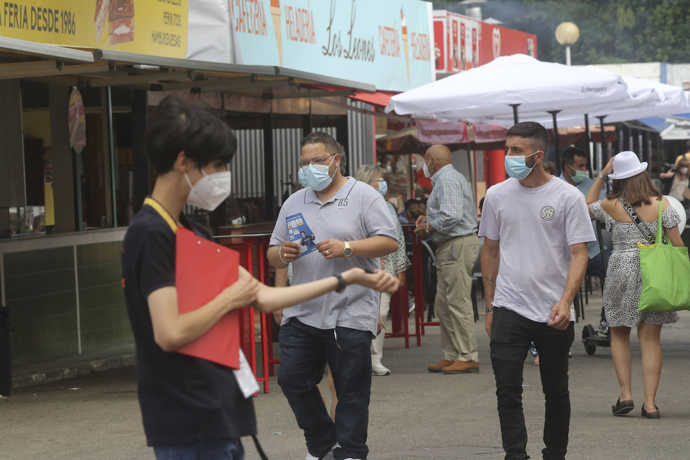La Feria de Muestras continua siendo uno de los atractivos de Gijón a pesar de las muchas actividades que ofrece hoy la ciudad. Centenares de visitantes pasean por el recinto ferial, que ofrece divertimento para todos los miembros de la familia. 