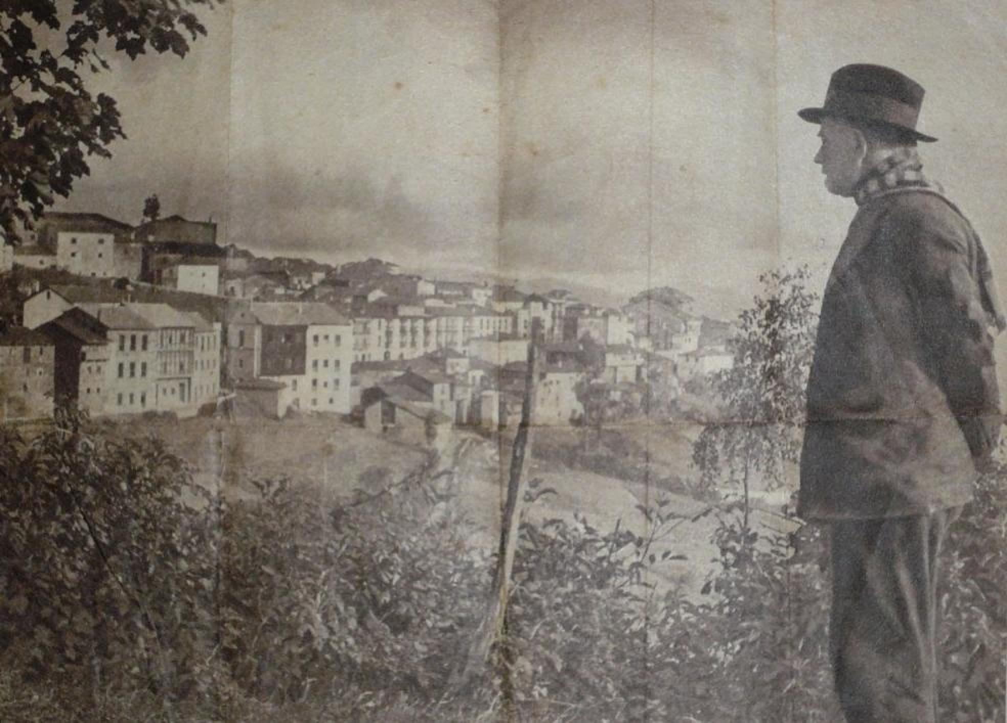 El escritor Pío Baroja, en 1935, en la villa de Tinéu.