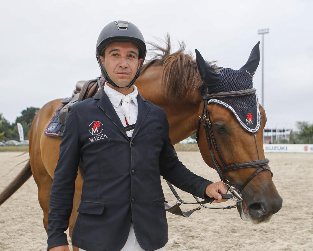 Fidel Dávila, con uno de sus caballos, con la equipación que usan antes de competir. 