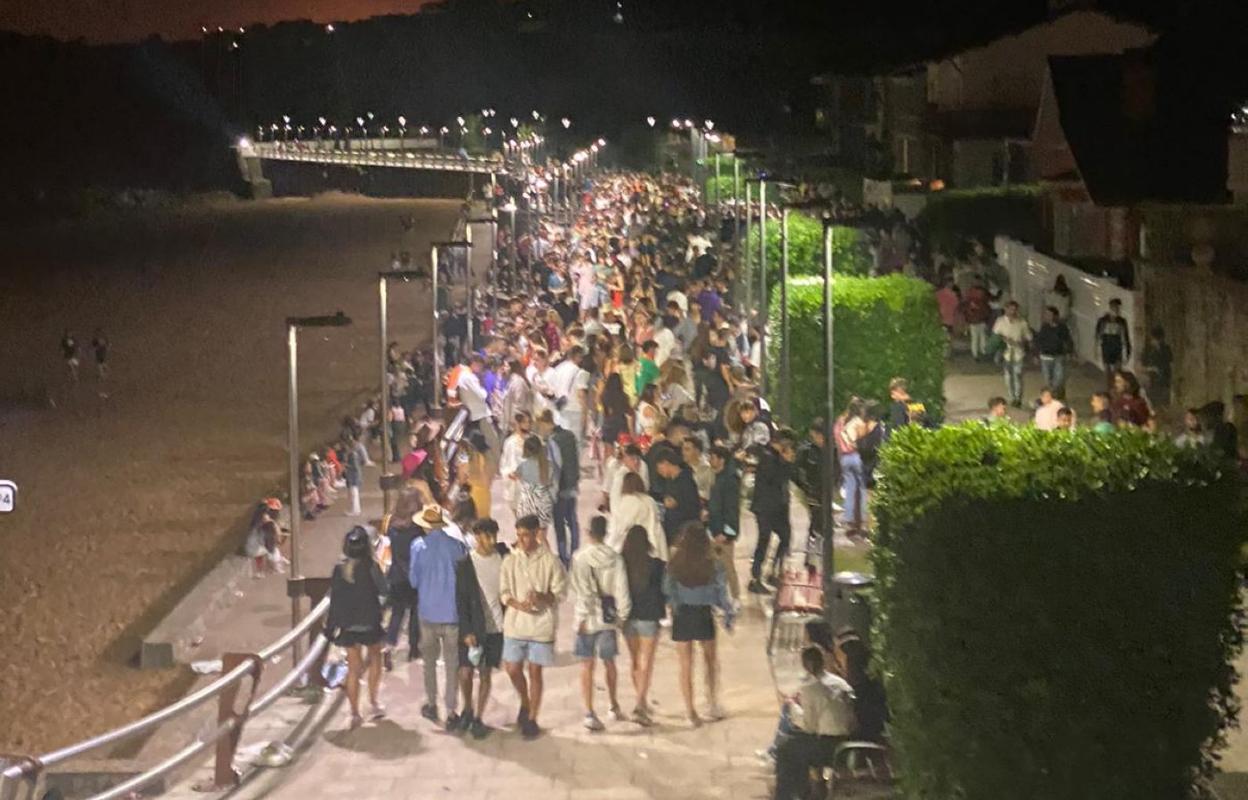 Cientos de jóvenes estuvieron bebiendo en la playa de Luanco hasta la madrugada. 