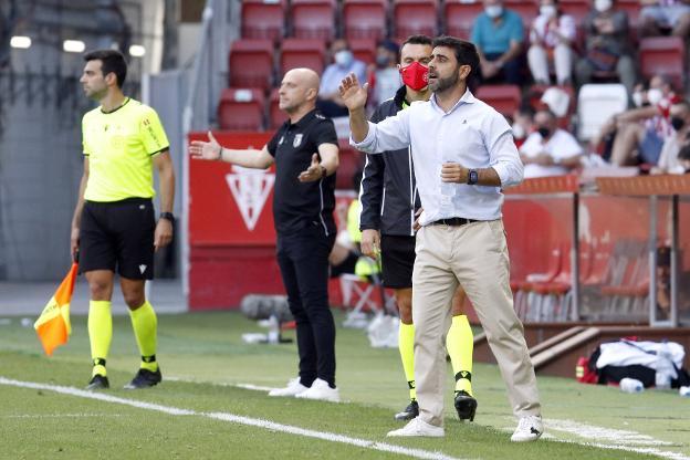 David Gallego da instrucciones durante el partido. 