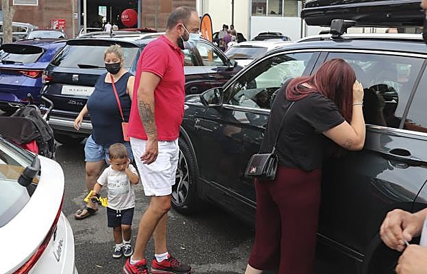 Los coches esperan subir la cuesta de las ventas