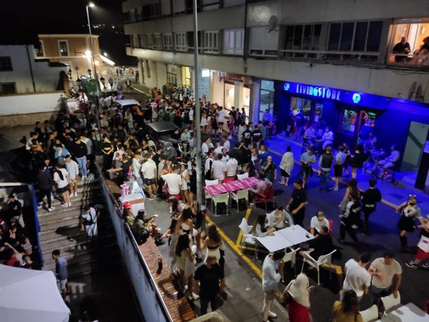 Una de las concentraciones de jóvenes haciendo botellón que la Guardia Civil tuvo que disolver la noche del sábado en Luanco. 