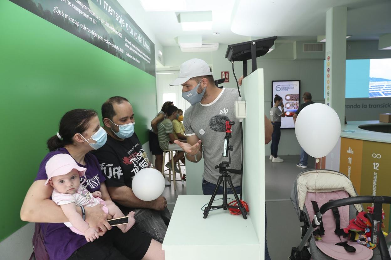 Ilusión.Los padres, Elena García y Alejandro Prado, junto con la pequeña Nerea Prado grabando el vídeo. 
