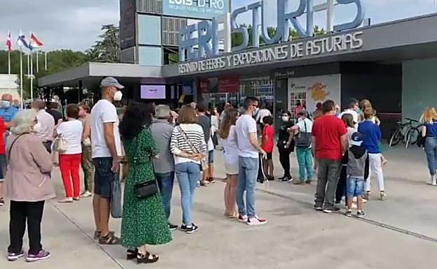 Largas colas para entrar en la Feria de Muestras
