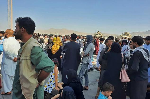 Los afganos se agolpan en el aeropuerto mientras esperan salir de Kabul 