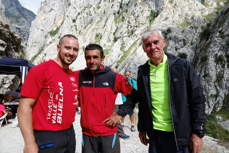 Los cántabros Ramón González y José Antonio García con familiares y amigos