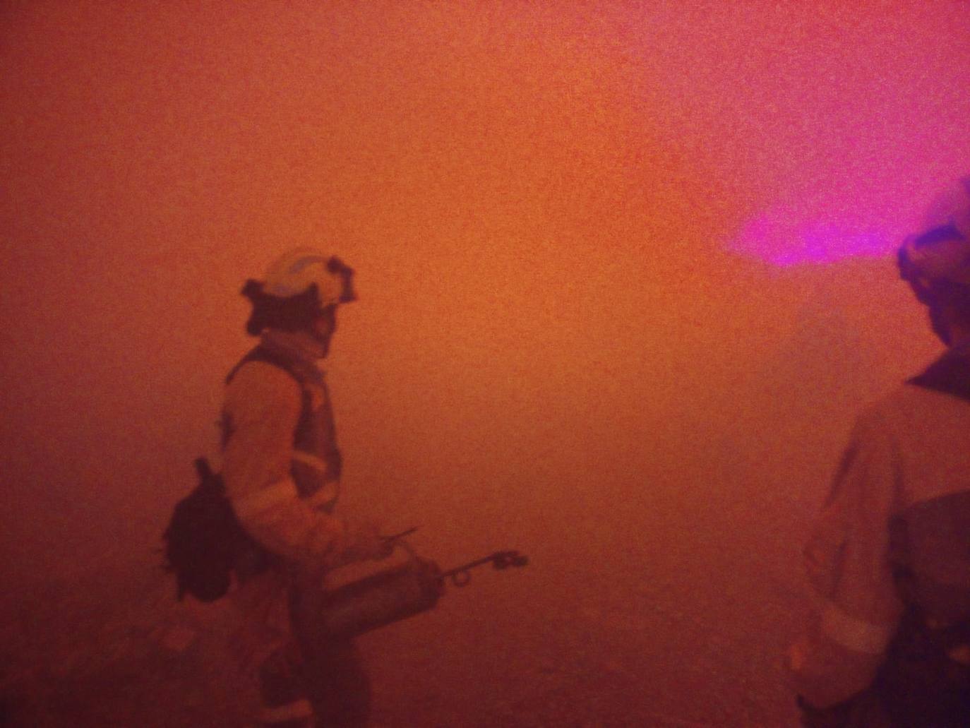 Activa el protocolo ante el fuego de Andeo, en el que intervienen personal de Guardería, bomberos y la BRIF de Tineo.