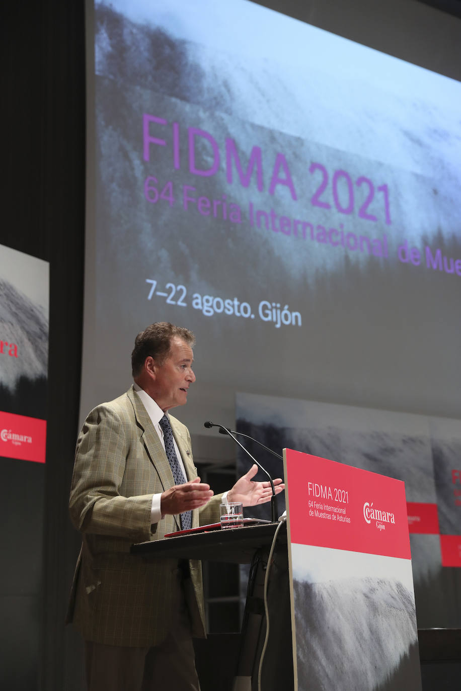 El galardón reconoce la iniciativa empresarial del asturiano y su labor de potenciación de la ingeniería técnica en la región, tal y como ha señalado Luis Rubio, presidente del Ateneo. Al acto también asistieron la alcaldesa de Gijón y el rector de la Universidad de Oviedo.