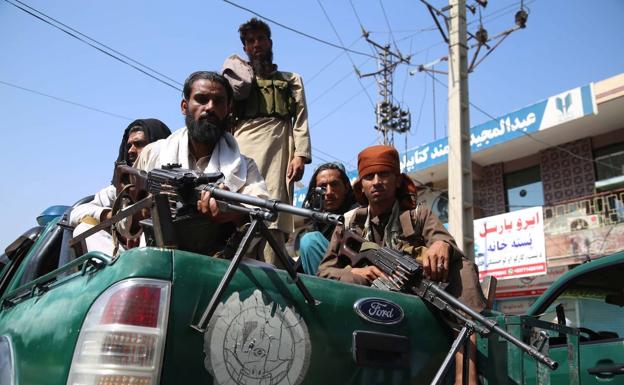 Un grupo de talibanes patrulla las calles de Jalalabad.