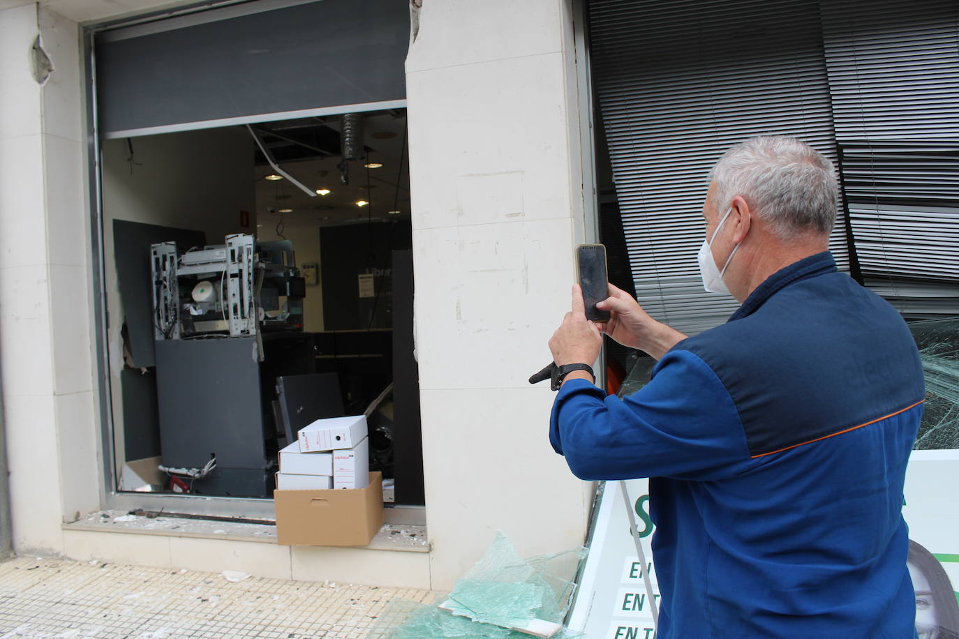 Una sucursal bancaria de Villamayor, en Piloña, ha amanecido este miércoles completamente destrozada. Una explosión cerca de las cuatro de la mañana está detrás de los daños perpetrados durante un robo en el que los ladrones apenas se llevaron unos pocos pocos euros. El modus operandi coincide con otro incidente similar registrado en un banco de Colunga semanas atrás. La Guardia Civil ya investiga los hechos.