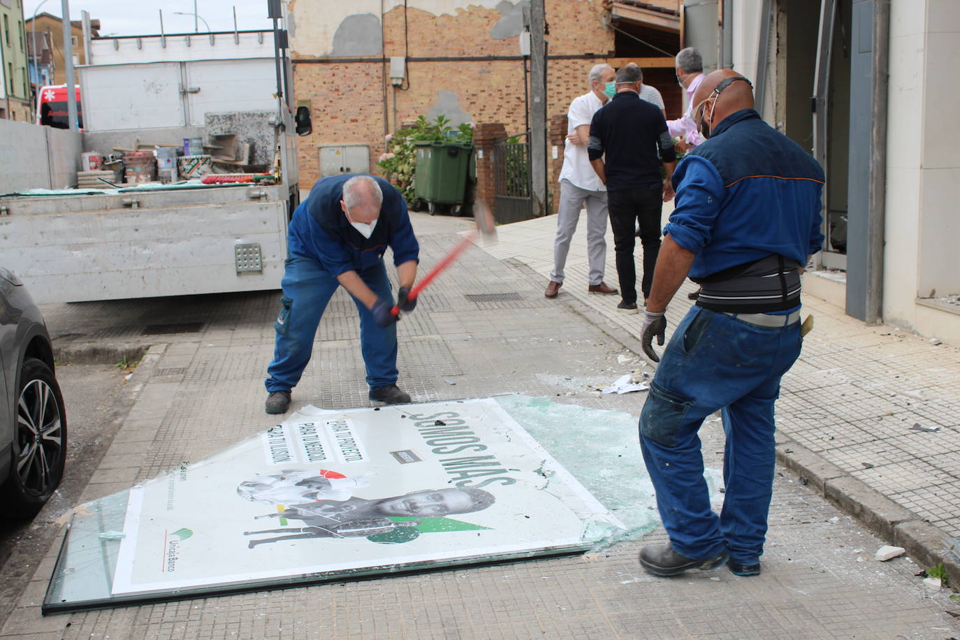 Una sucursal bancaria de Villamayor, en Piloña, ha amanecido este miércoles completamente destrozada. Una explosión cerca de las cuatro de la mañana está detrás de los daños perpetrados durante un robo en el que los ladrones apenas se llevaron unos pocos pocos euros. El modus operandi coincide con otro incidente similar registrado en un banco de Colunga semanas atrás. La Guardia Civil ya investiga los hechos.