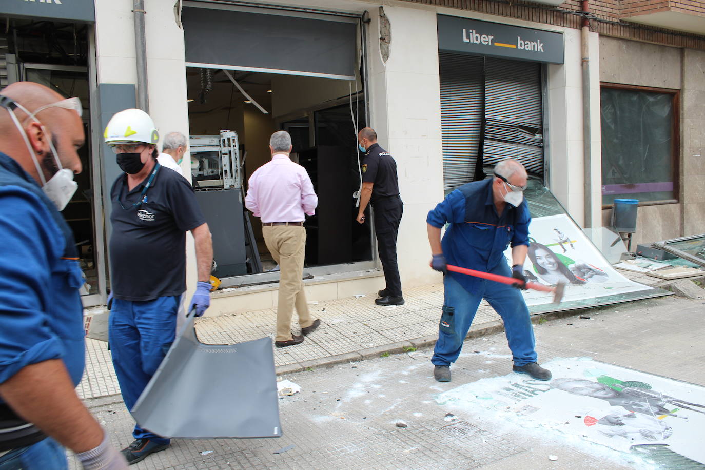 Una sucursal bancaria de Villamayor, en Piloña, ha amanecido este miércoles completamente destrozada. Una explosión cerca de las cuatro de la mañana está detrás de los daños perpetrados durante un robo en el que los ladrones apenas se llevaron unos pocos pocos euros. El modus operandi coincide con otro incidente similar registrado en un banco de Colunga semanas atrás. La Guardia Civil ya investiga los hechos.
