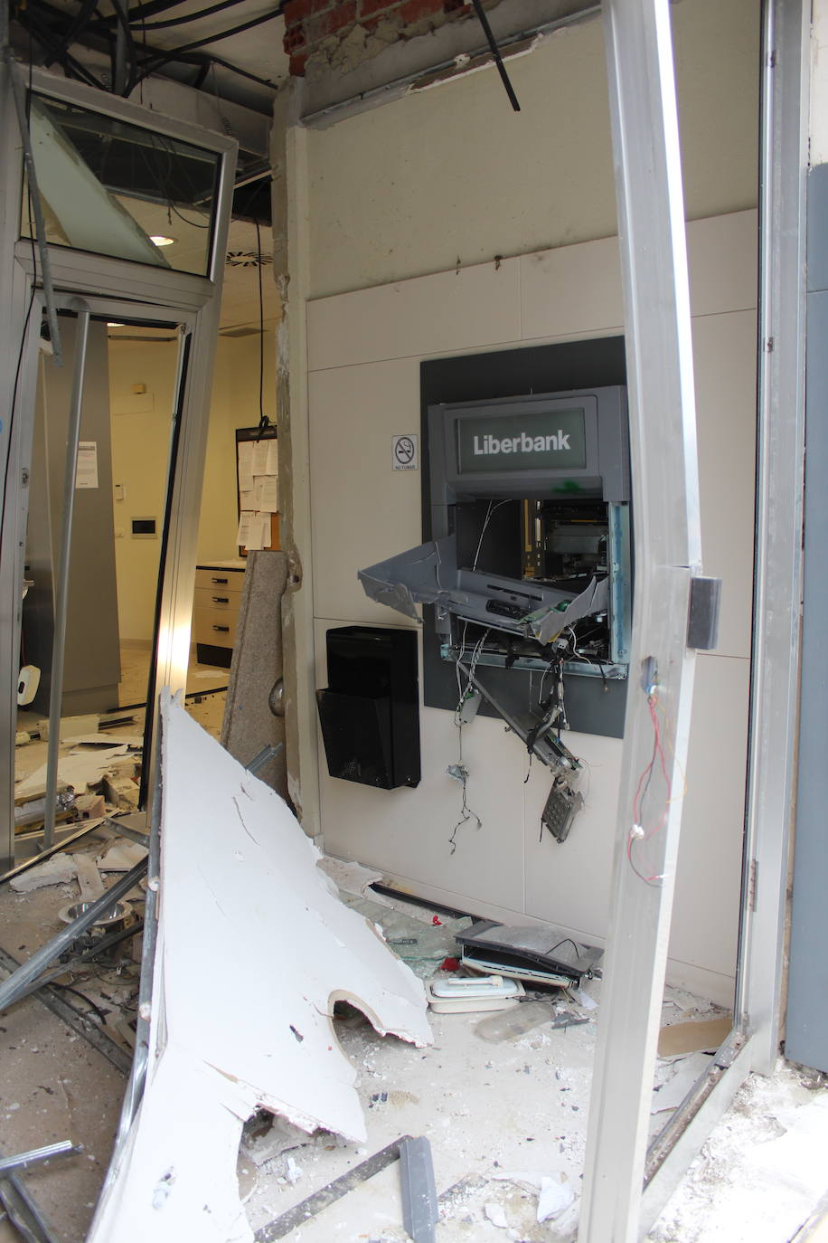 Una sucursal bancaria de Villamayor, en Piloña, ha amanecido este miércoles completamente destrozada. Una explosión cerca de las cuatro de la mañana está detrás de los daños perpetrados durante un robo en el que los ladrones apenas se llevaron unos pocos pocos euros. El modus operandi coincide con otro incidente similar registrado en un banco de Colunga semanas atrás. La Guardia Civil ya investiga los hechos.