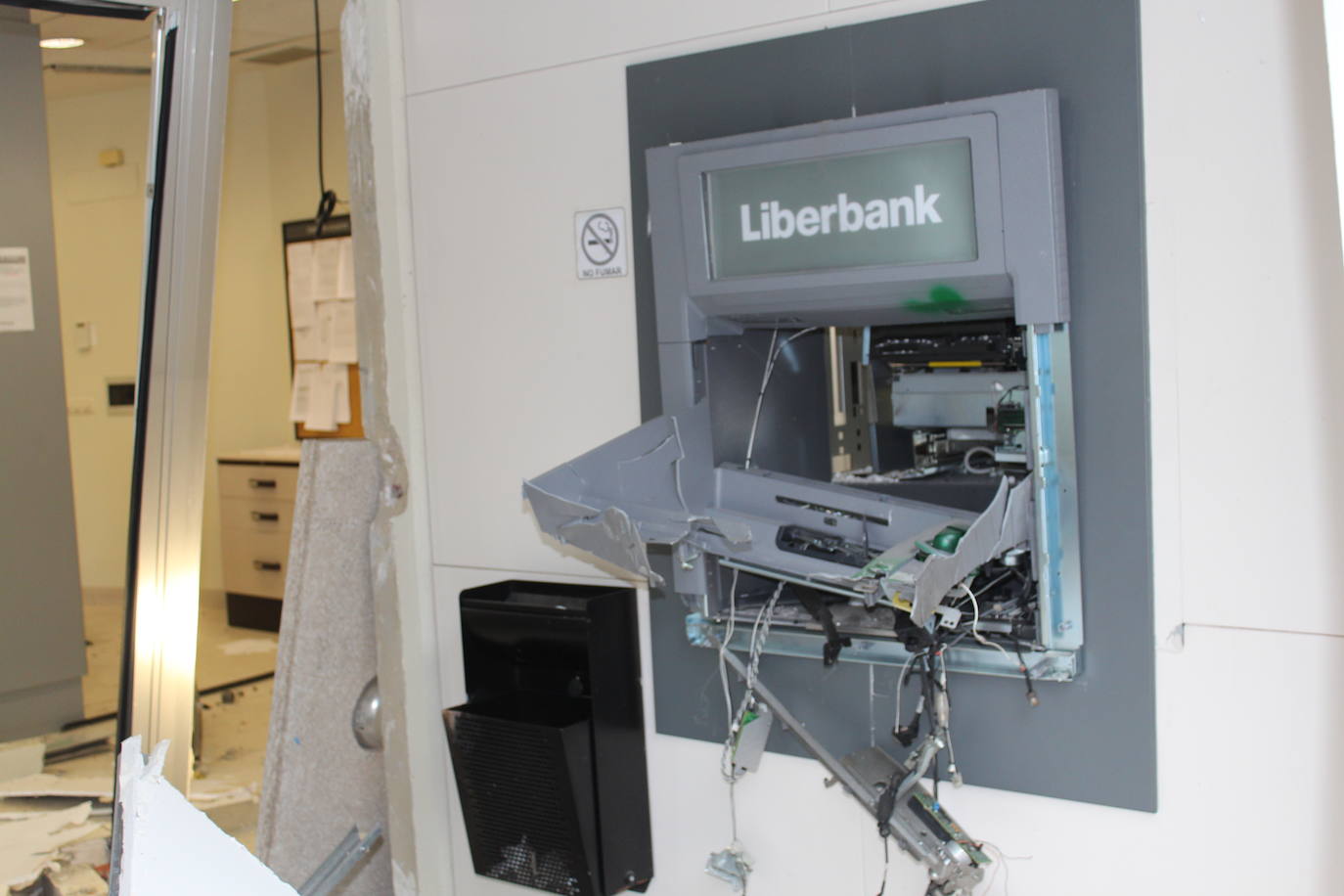 Una sucursal bancaria de Villamayor, en Piloña, ha amanecido este miércoles completamente destrozada. Una explosión cerca de las cuatro de la mañana está detrás de los daños perpetrados durante un robo en el que los ladrones apenas se llevaron unos pocos pocos euros. El modus operandi coincide con otro incidente similar registrado en un banco de Colunga semanas atrás. La Guardia Civil ya investiga los hechos.