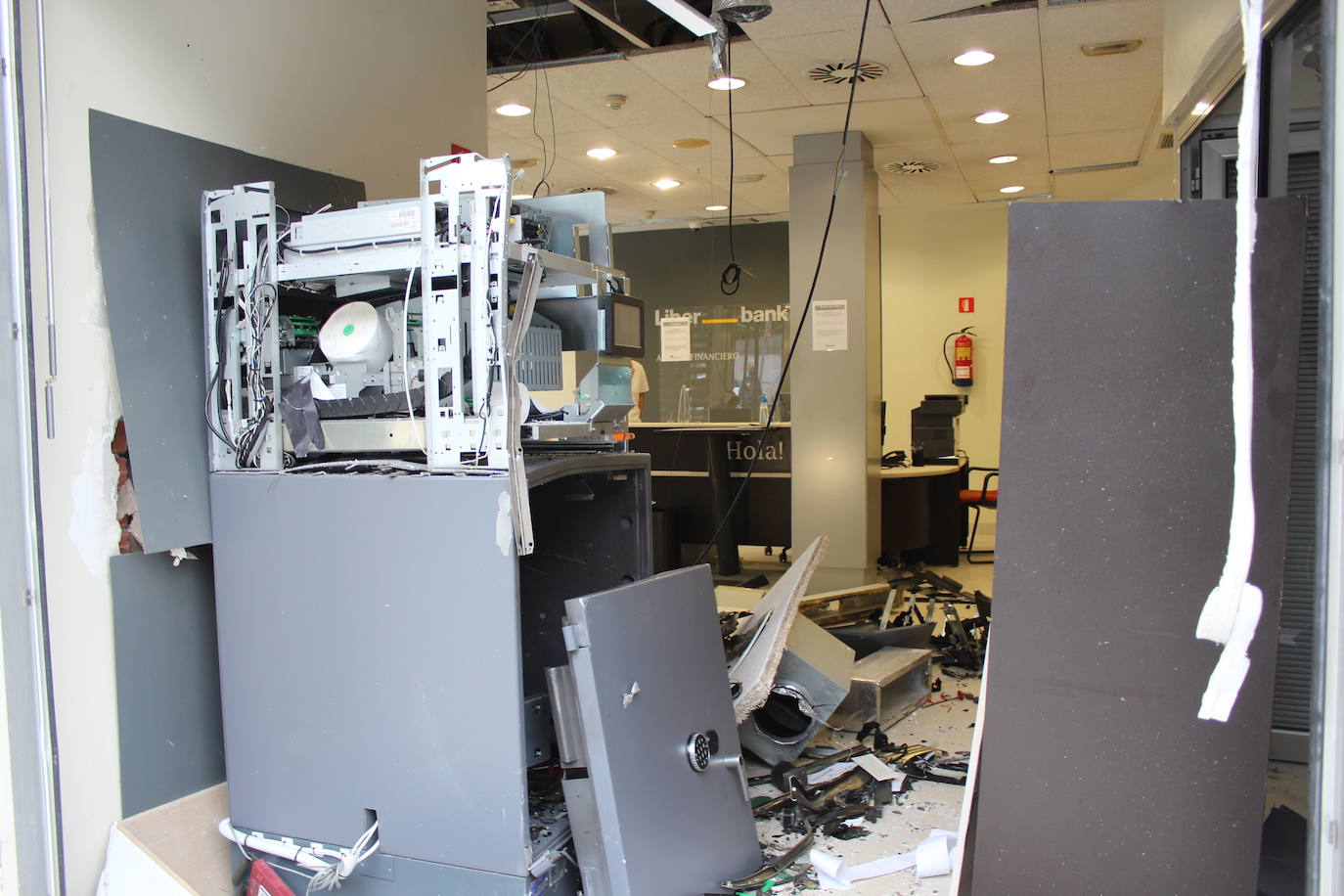 Una sucursal bancaria de Villamayor, en Piloña, ha amanecido este miércoles completamente destrozada. Una explosión cerca de las cuatro de la mañana está detrás de los daños perpetrados durante un robo en el que los ladrones apenas se llevaron unos pocos pocos euros. El modus operandi coincide con otro incidente similar registrado en un banco de Colunga semanas atrás. La Guardia Civil ya investiga los hechos.