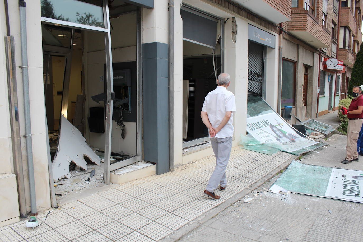 Una sucursal bancaria de Villamayor, en Piloña, ha amanecido este miércoles completamente destrozada. Una explosión cerca de las cuatro de la mañana está detrás de los daños perpetrados durante un robo en el que los ladrones apenas se llevaron unos pocos pocos euros. El modus operandi coincide con otro incidente similar registrado en un banco de Colunga semanas atrás. La Guardia Civil ya investiga los hechos.