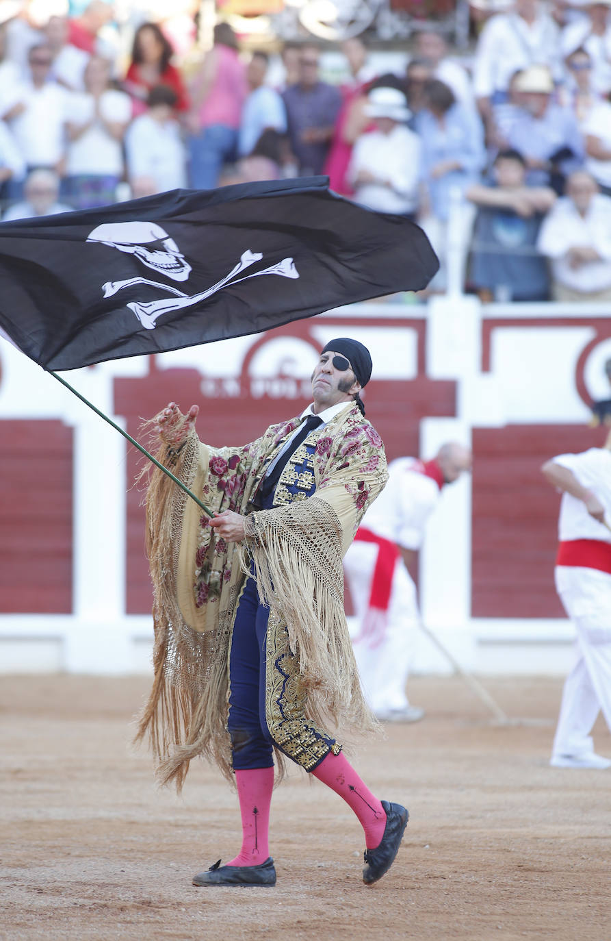 La plaza de toros de Gijón, inaugurada en 1888, ha funcionado de forma prácticamente ininterrumpida durante siete décadas. Por diferentes circunstancias, incluido el paréntesis de la Guerra Civil, no hubo corridas en 1915, 1936, 1937, 1938, 1939 y 1940. Grandes matadores como José Tomás, Manolete o Morante de la Puebla han toreado entre sus muros ofreciendo al gran público un espectáculo tan dramático como estimulante.