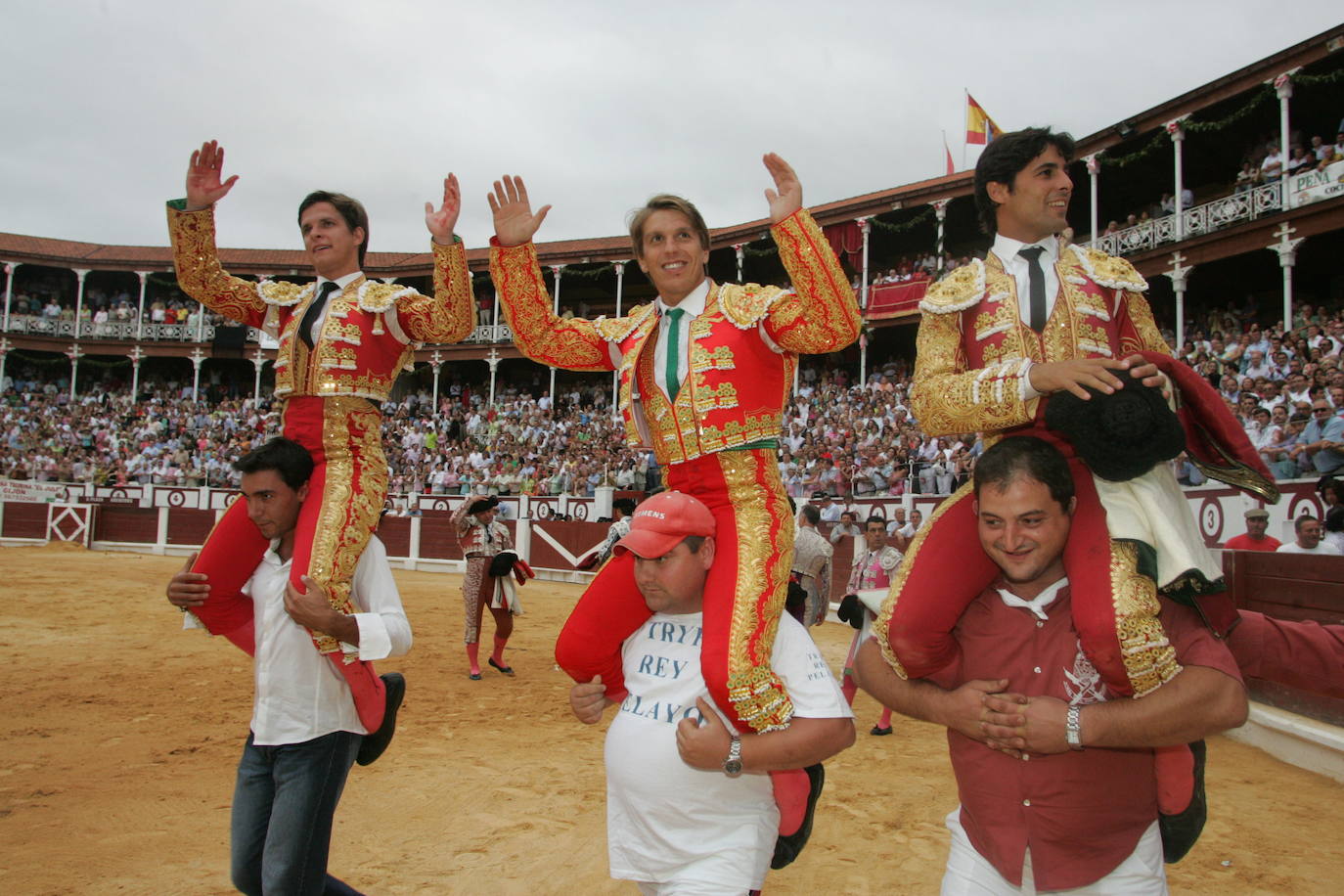 La plaza de toros de Gijón, inaugurada en 1888, ha funcionado de forma prácticamente ininterrumpida durante siete décadas. Por diferentes circunstancias, incluido el paréntesis de la Guerra Civil, no hubo corridas en 1915, 1936, 1937, 1938, 1939 y 1940. Grandes matadores como José Tomás, Manolete o Morante de la Puebla han toreado entre sus muros ofreciendo al gran público un espectáculo tan dramático como estimulante.