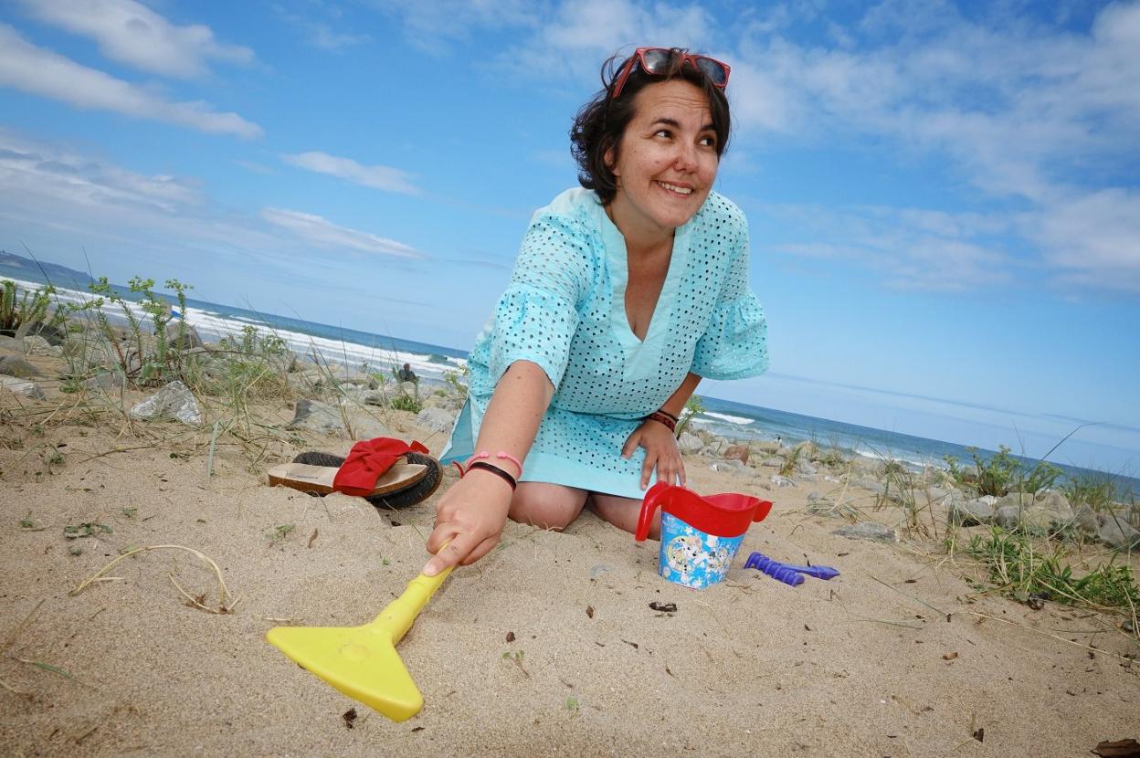 La escritora Leticia Sánchez cambia la pluma por el cubo y el rastrillo.