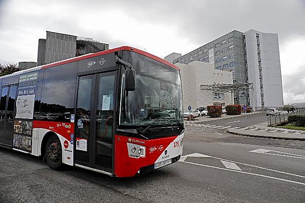 Un autobús de EMTUSA, en el Hospital de Cabueñes. 