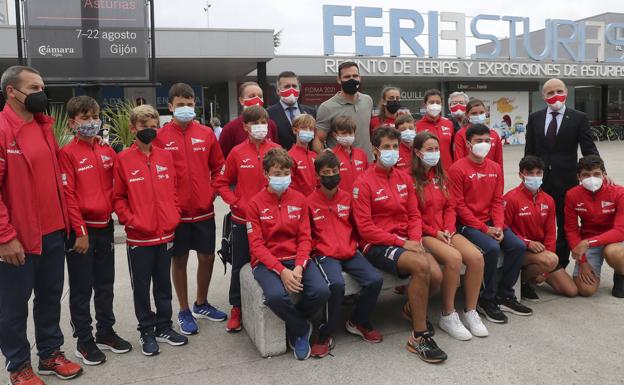 Craviotto, con jóvenes del Grupo Covadonga.