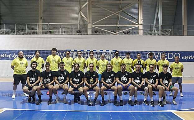 Equipo del Auto-Center Vetusta, con su técnico Rodri Llordén, de pie, a la izquierda. 