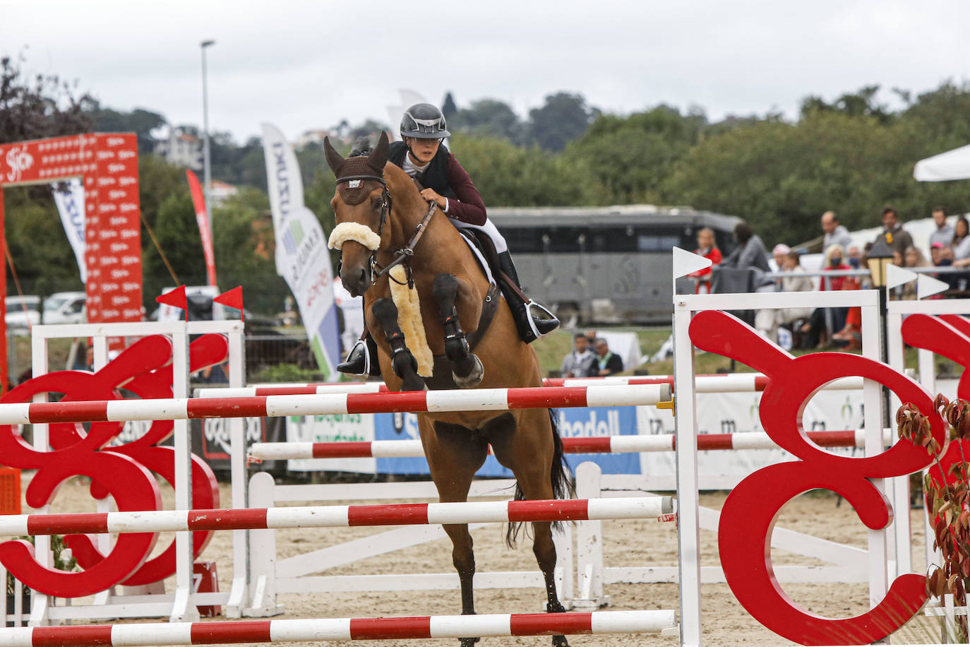 Gerardo Menéndez Mieres ha firmado un triunfo formidable sobre 'Diamantta Dc' en una nueva jornada en el Gijón Horse Jumping. La de este jueves se ha tratado de una etapa para velocistas y la prueba grande del segundo CSI 2 estrellas quedó resuelta al esprint. 