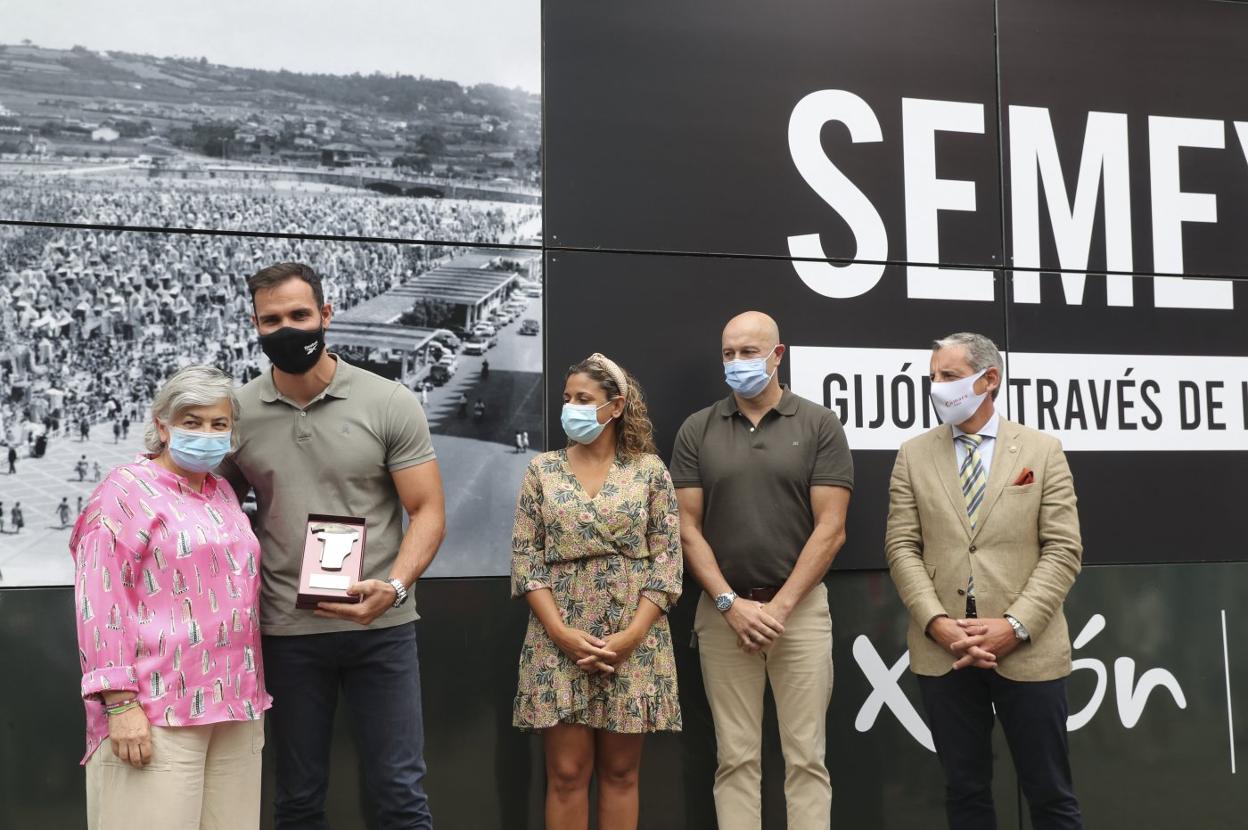 Saúl Craviotto sostiene la placa conmemorativa que le entregó Ana González, acompañados por Beatriz Álvarez Mesa, Miguel Ángel Gallo y Pedro López Ferrer. 