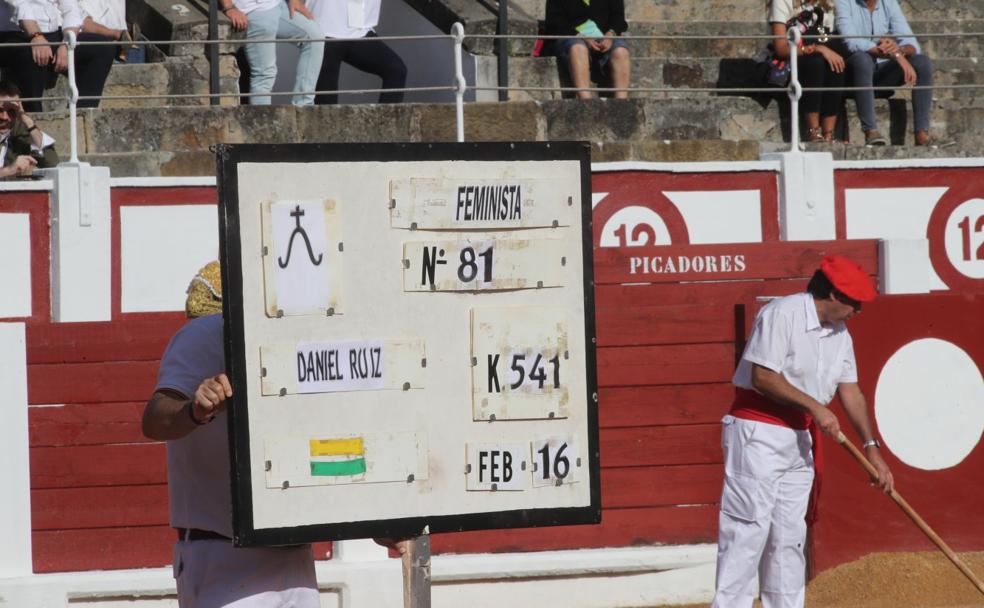 En la imagen, el cartel anunciando la salida del toro 'Feminista', primero de la corrida del domingo. | En el vídeo, taurinos y antitaurinos se concentran en El Bibio por el fin de los toros en Gijón