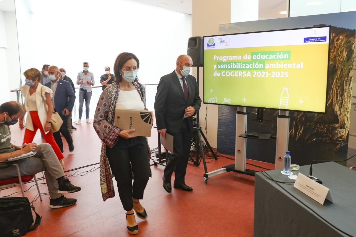 La gerente de Cogersa, Paz Orviz, se dirige a la rueda de prensa junto al vicepresidente del Principado, Juan Cofiño. 