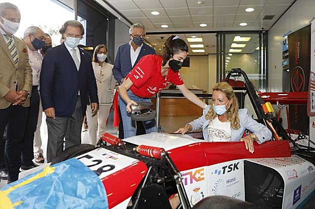 Teresa Mallada se sube al coche desarrollado por el equipo Tech Racing de la Universidad de Oviedo que se expone en el pabellón del SabadellHerrero en la Feria de Muestras. 