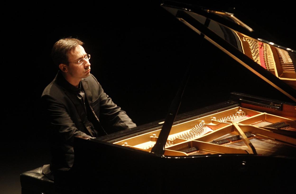 Alexander Kobrin, ayer, al piano, en el Jovellanos. 