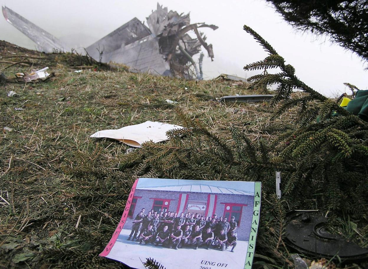 Fotografía de los militares fallecidos en el siniestro del Yak-42, en el lugar del accidente, en Turquía. 