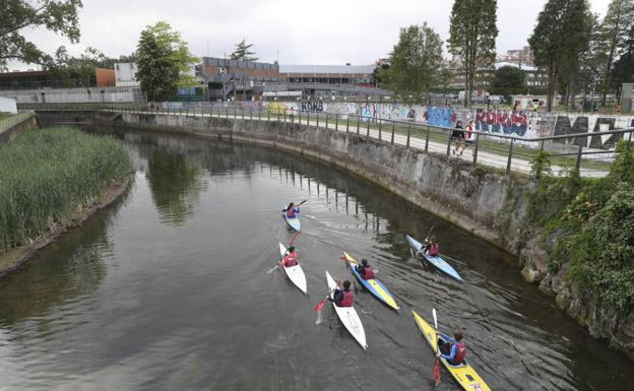 Piragüistas en el anillo navegable del río Piles 