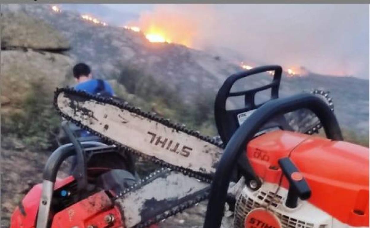 Casillas, entre azadones combatiendo el fuego en su pueblo