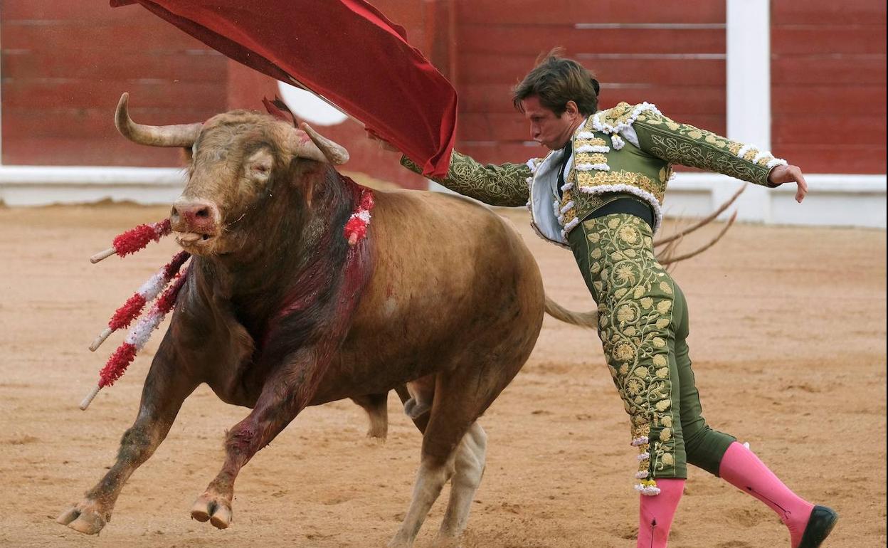 El diestro Julián López 'El Juli' con su segundo toro, en el último festejo de la feria taurina de Begoña