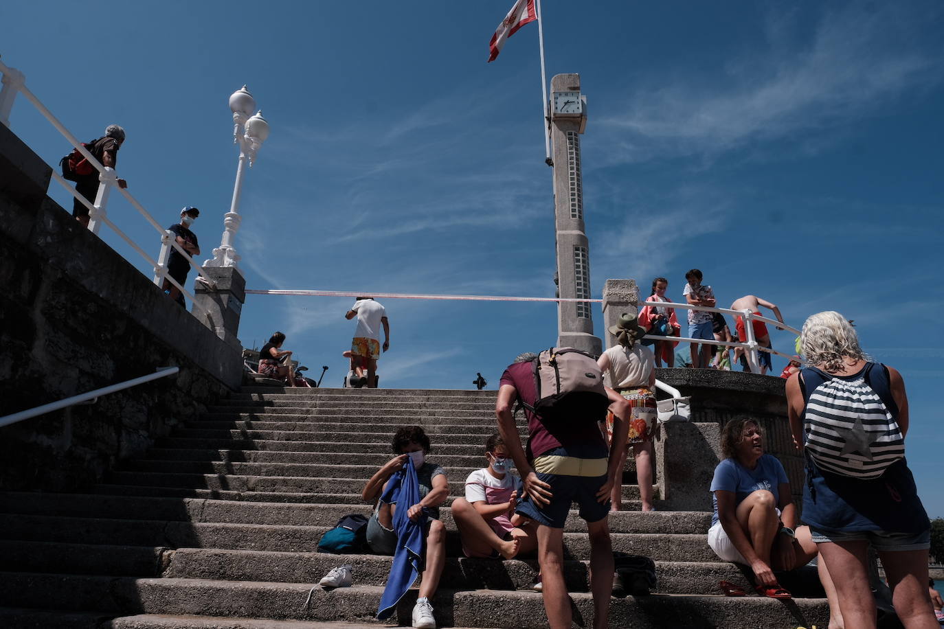 El verano se ha hecho notar este viernes en Asturias. El calor ha empujado a turistas y locales a las playas. De hecho, el arenal de San Lorenzo tuvo que cerrar durante cuatro horas porque se llenó el aforo. 