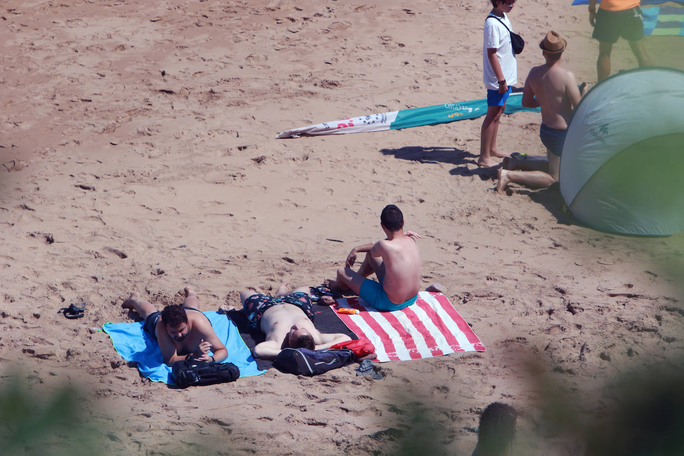 El verano se ha hecho notar este viernes en Asturias. El calor ha empujado a turistas y locales a las playas. De hecho, el arenal de San Lorenzo tuvo que cerrar durante cuatro horas porque se llenó el aforo. 