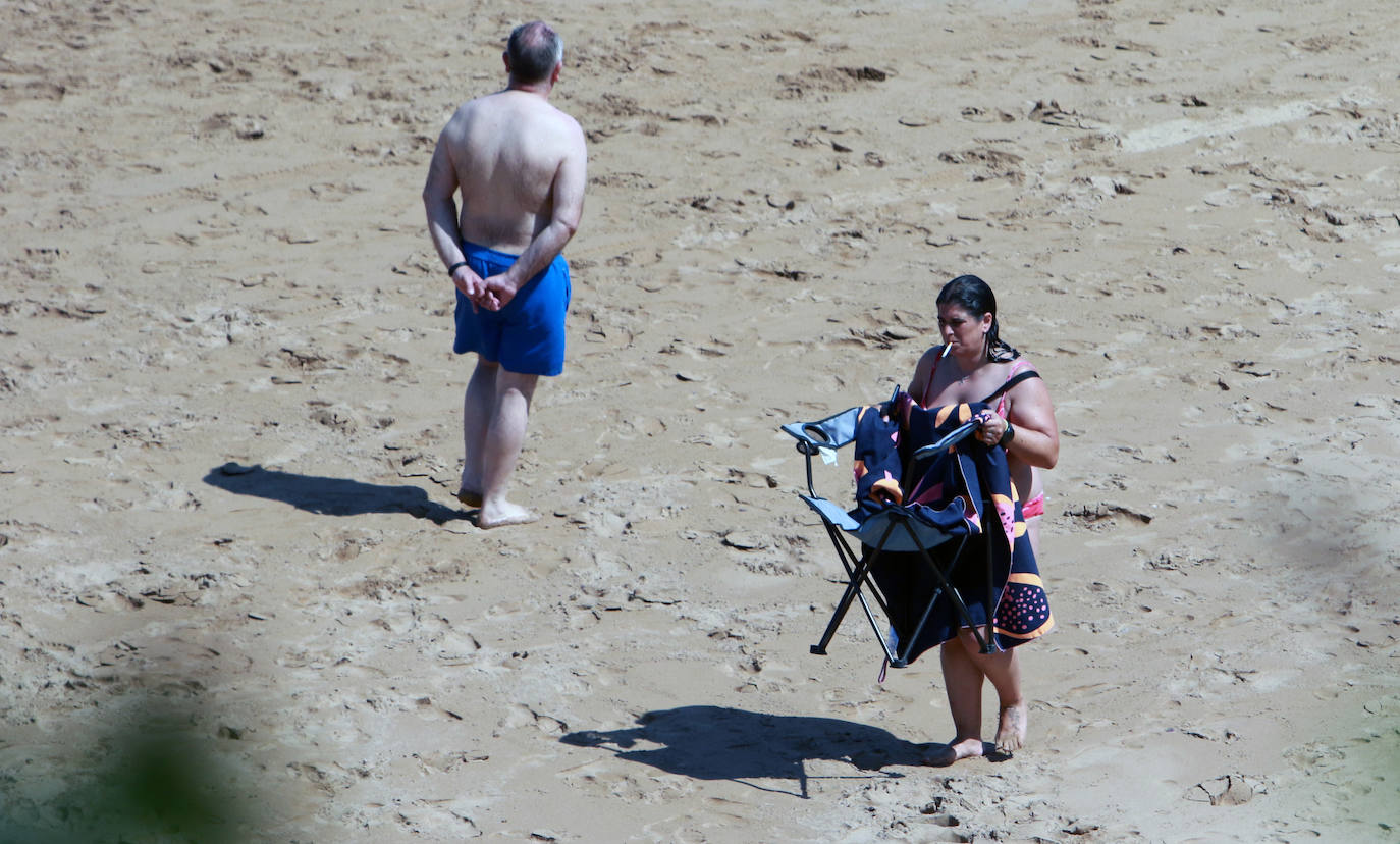 El verano se ha hecho notar este viernes en Asturias. El calor ha empujado a turistas y locales a las playas. De hecho, el arenal de San Lorenzo tuvo que cerrar durante cuatro horas porque se llenó el aforo. 